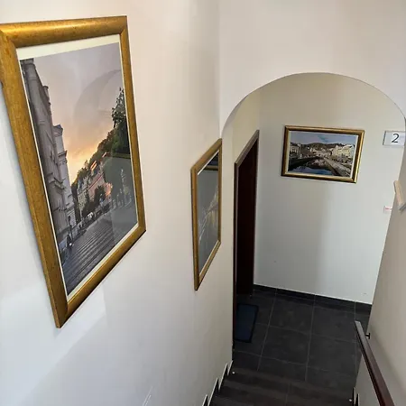 Excellent In Center 5 Min Walk From The Colonnade Apartment